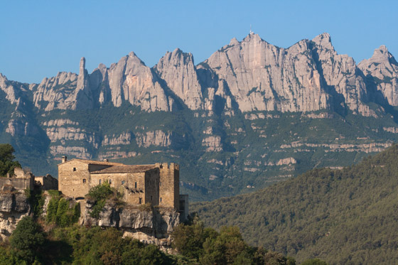 Grans parets d'escalada de la cara Nord de Montserrat.