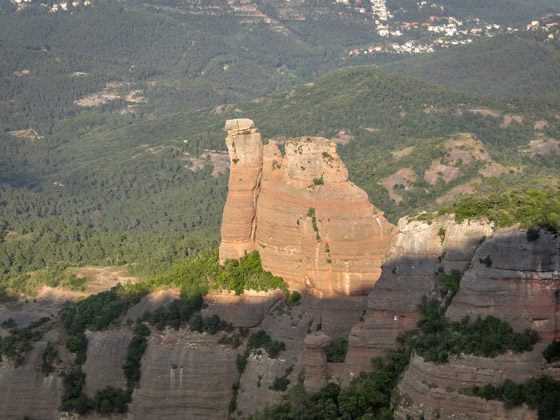 Roca rojiza en Sant Llorenç del Munt.