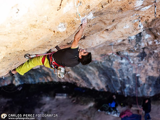 Gerard Rull escalant a la cova de Santa Linya.