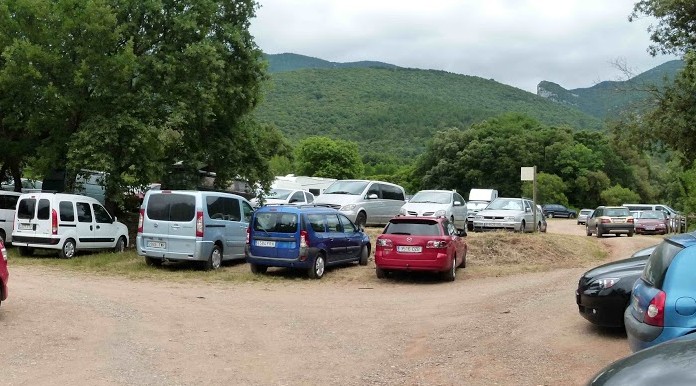 Zona de aparcamiento en Sadernes (parking principal).