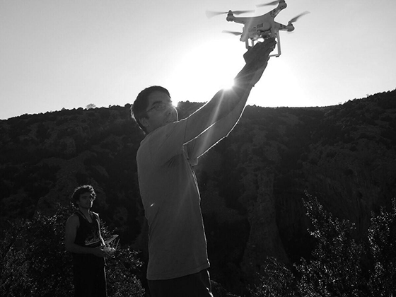 Arnau y Marc Subirana levantando el dron.