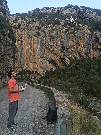 Arnau levantando el dron.