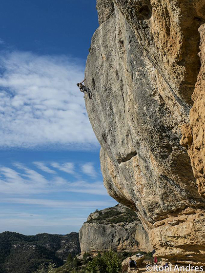 Sergi Medina, del Climb Around Team PRO, escalant.