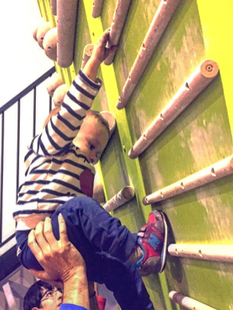 Niño aprendiendo a escalar de pequeño.