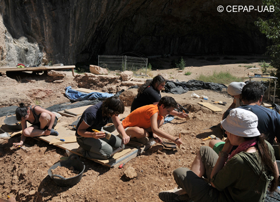 Excavaciones arqueológicas en la cueva de Santa Linya.