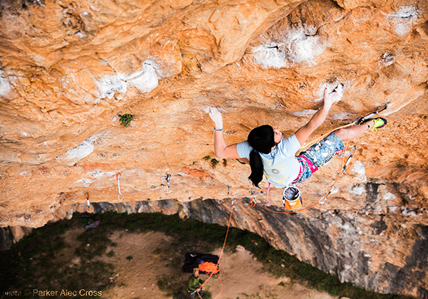 Ashima Shiraishi escalando en la cueva de Santa Linya.