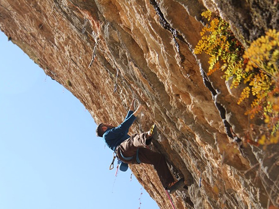 Dani Moreno escalando Blomu en Santa Linya.