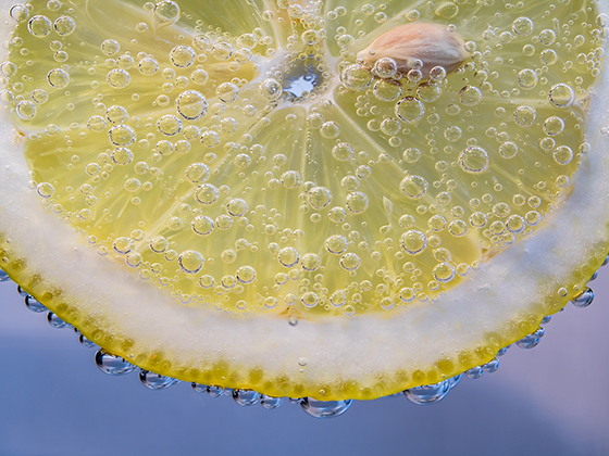 Agua tébia con limón, la importancia de hidratarse.
