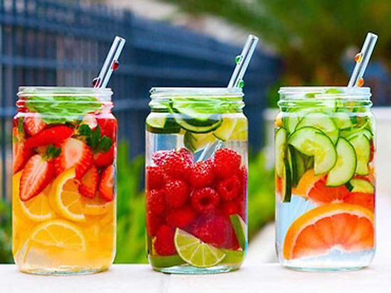 Agua con fruta fresca.