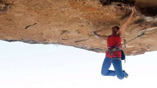 Marta Palou del Team PRO Climb Around, escalando en Cova de l'Ocell.