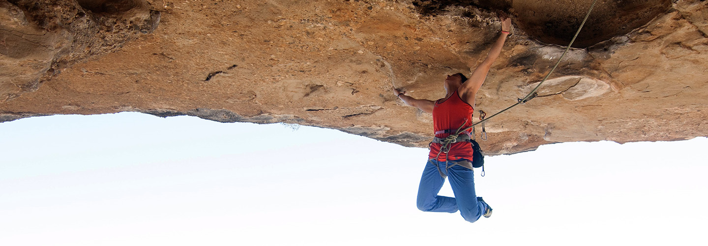 Marta Palou del Team PRO Climb Around, escalando en Cova de l'Ocell.