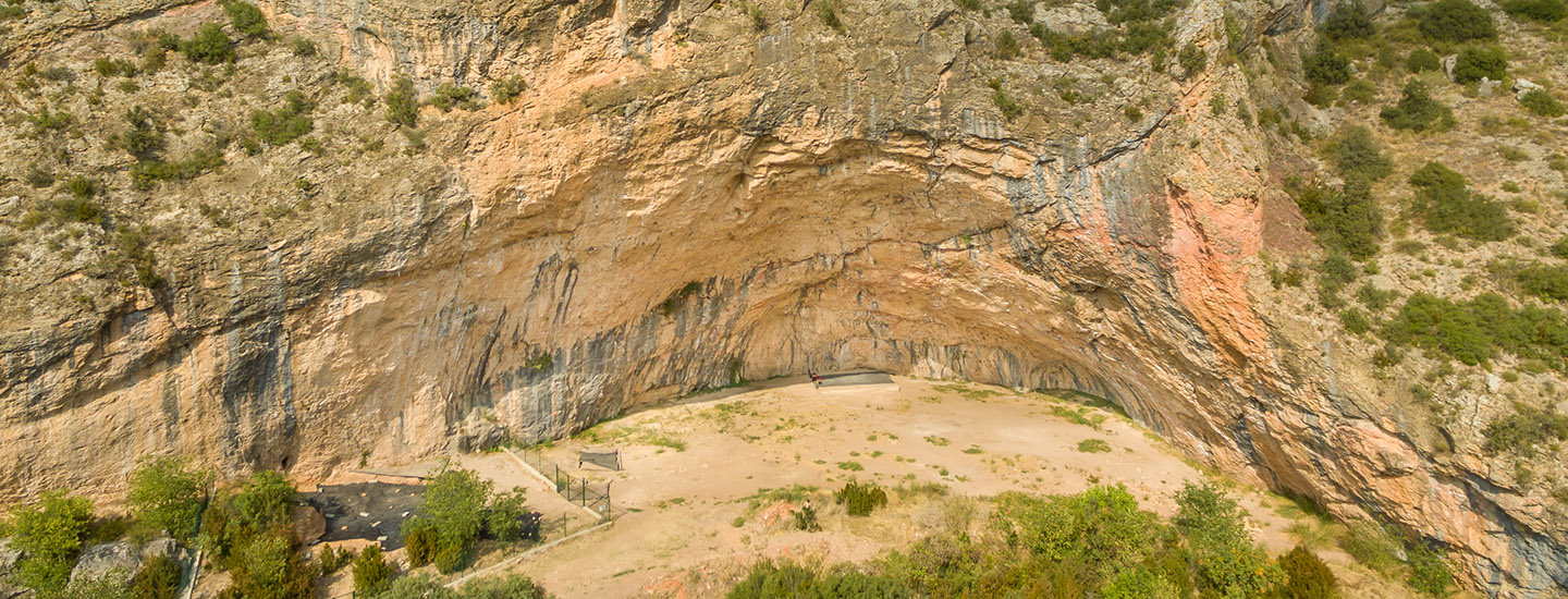 Santa Linya, la gran cueva de escalada con los croquis en Climb Around.
